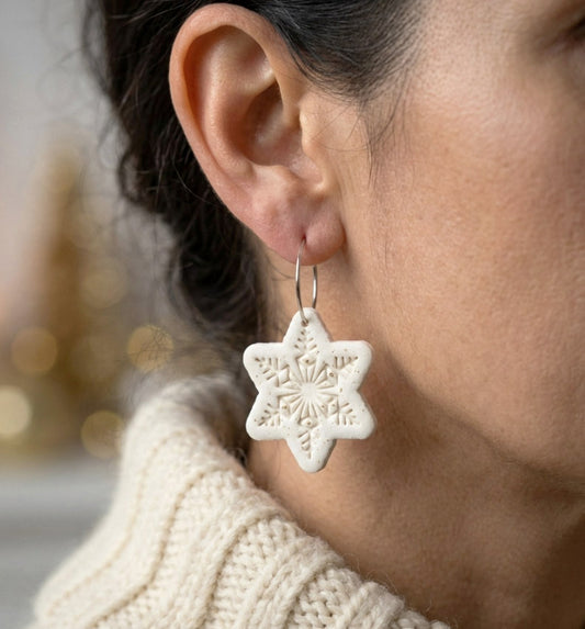 Schneeflocken Ohrringe Weiß Glitzer – Handgefertigte Polymer Clay Statement Ohrringe