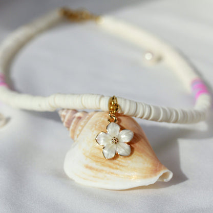 Blossom Breeze – Weiße Katsuki-Halskette mit Blüten-Anhänger