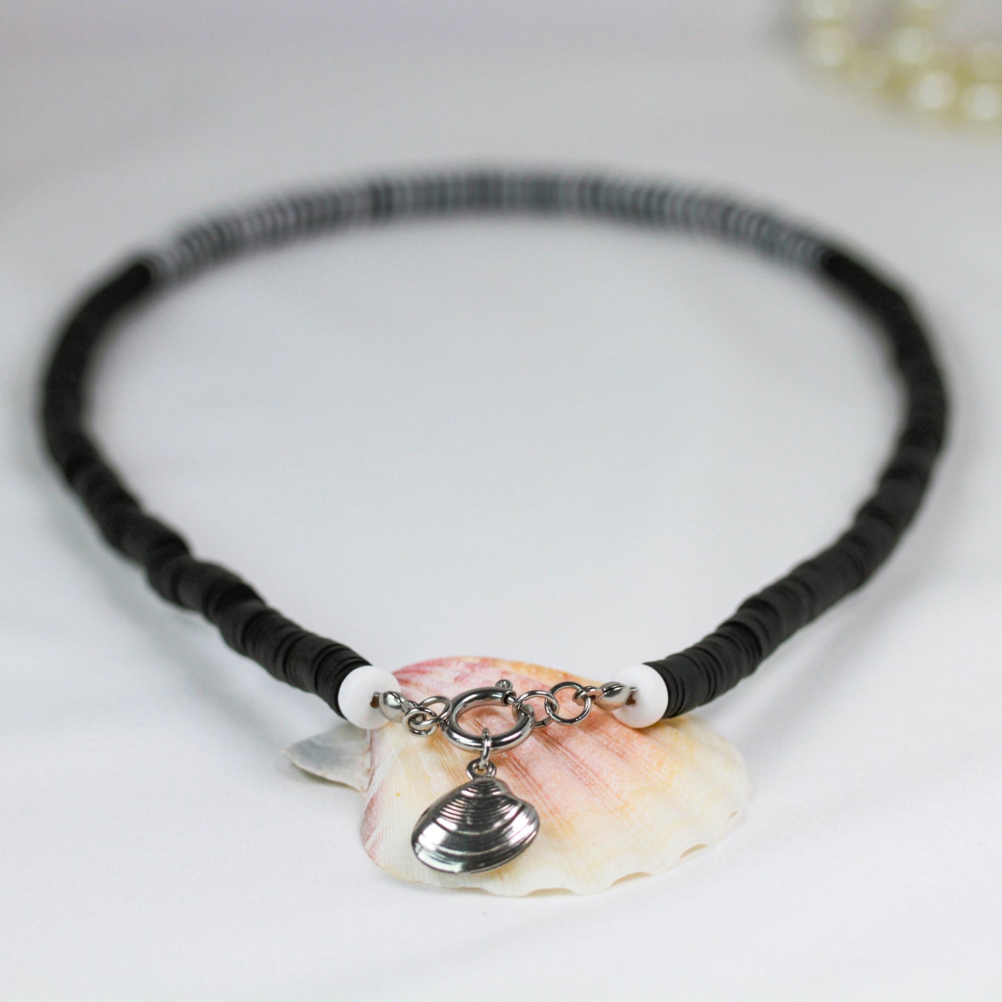 Midnight Eclipse – Schwarzer Katsuki-Choker mit silberfarbenem Anhänger