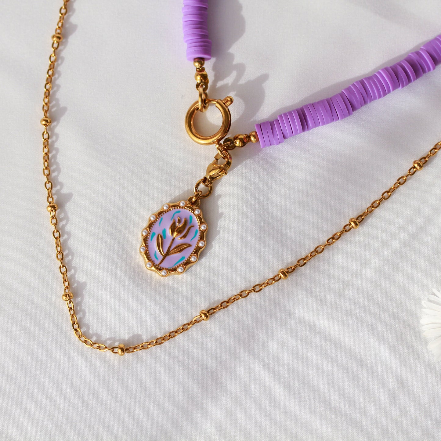 Baroque Tulip – Fliederfarbener Katsuki-Choker mit Medaillon-Anhänger
