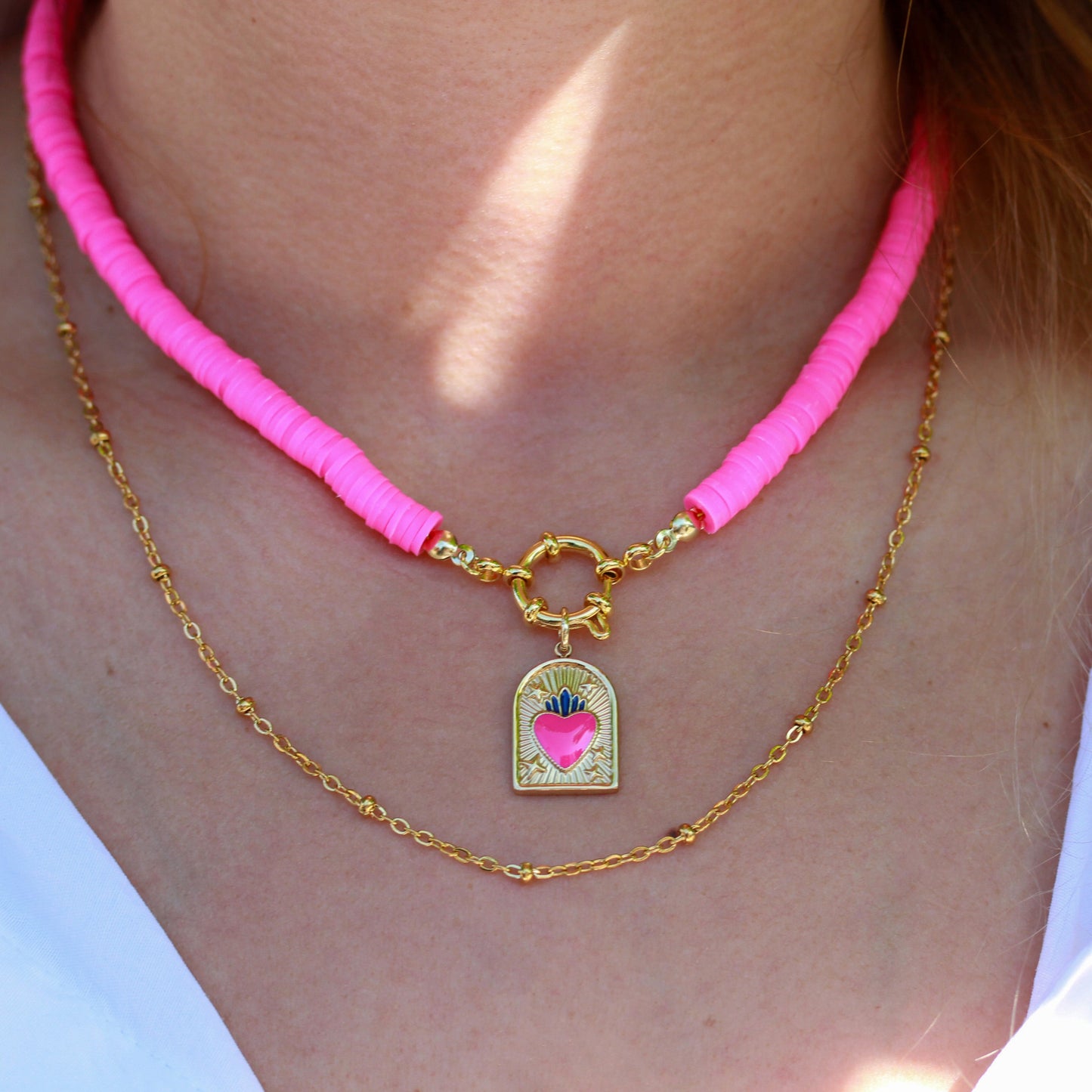 Amor Sacro – Neonpinker Katsuki-Choker mit Sacred-Heart-Anhänger