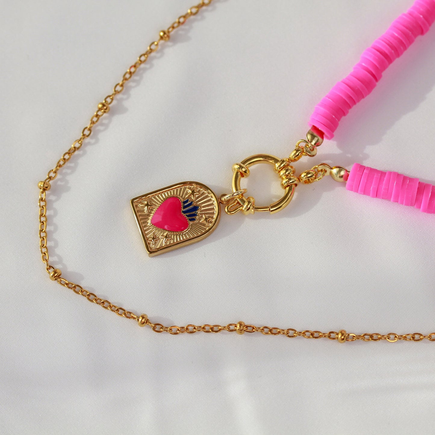 Amor Sacro – Neonpinker Katsuki-Choker mit Sacred-Heart-Anhänger