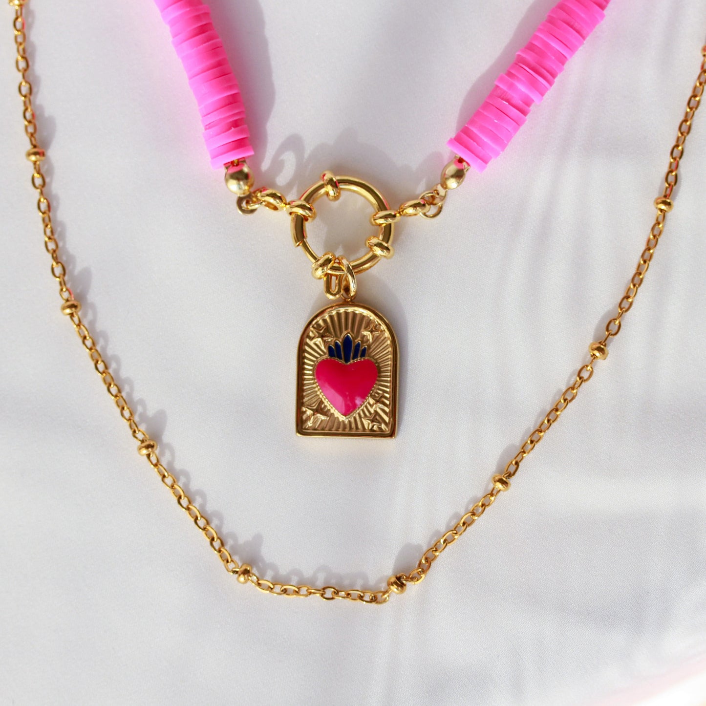 Amor Sacro – Neonpinker Katsuki-Choker mit Sacred-Heart-Anhänger
