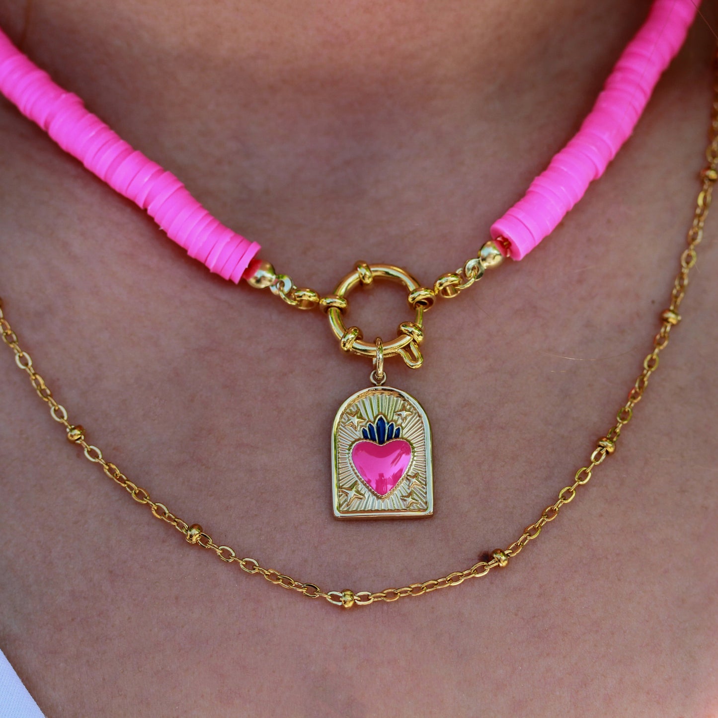 Amor Sacro – Neonpinker Katsuki-Choker mit Sacred-Heart-Anhänger