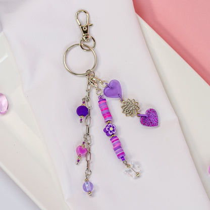 Purple Dream – Lila Bag Charm mit Perlenakzenten
