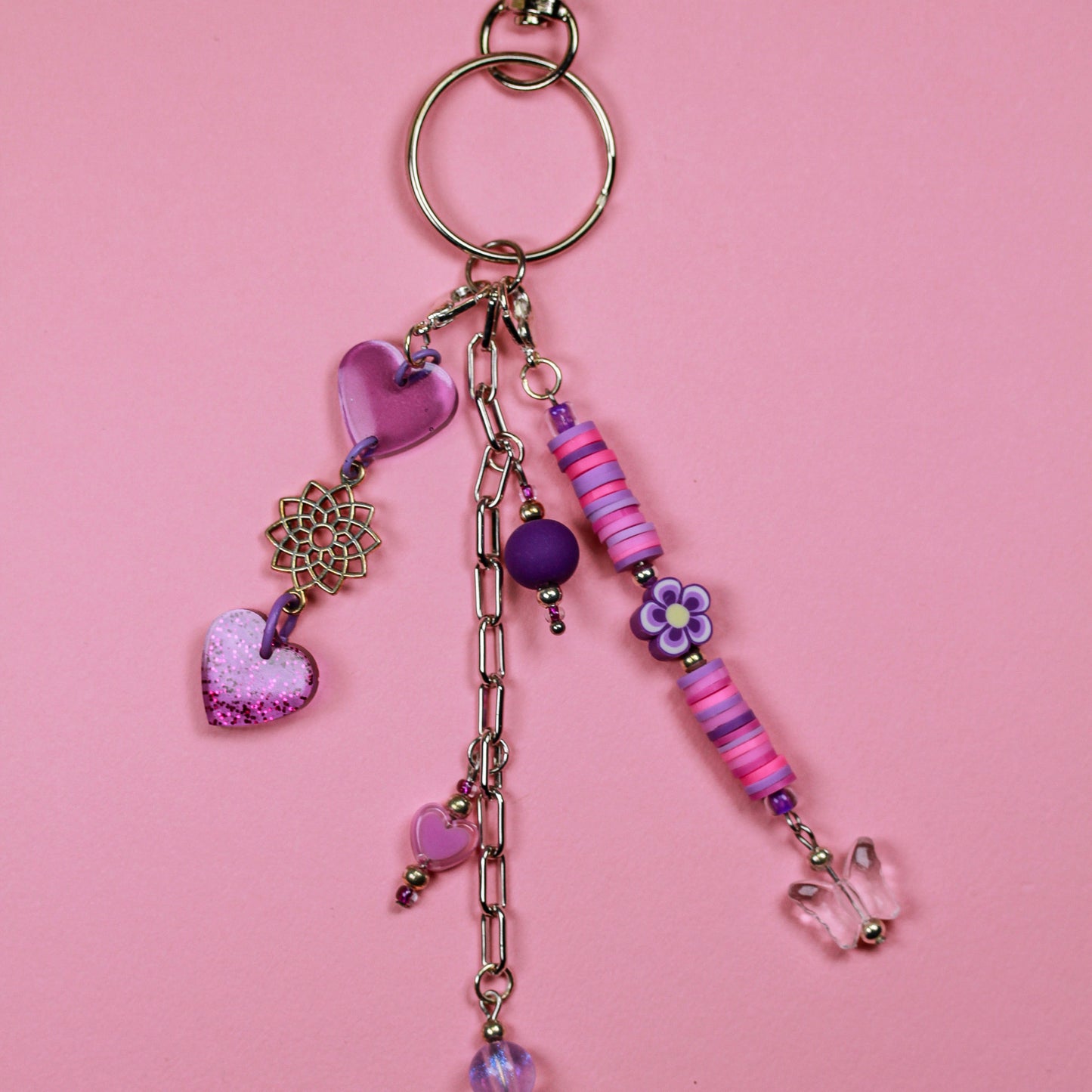 Purple Dream – Lila Bag Charm mit Perlenakzenten