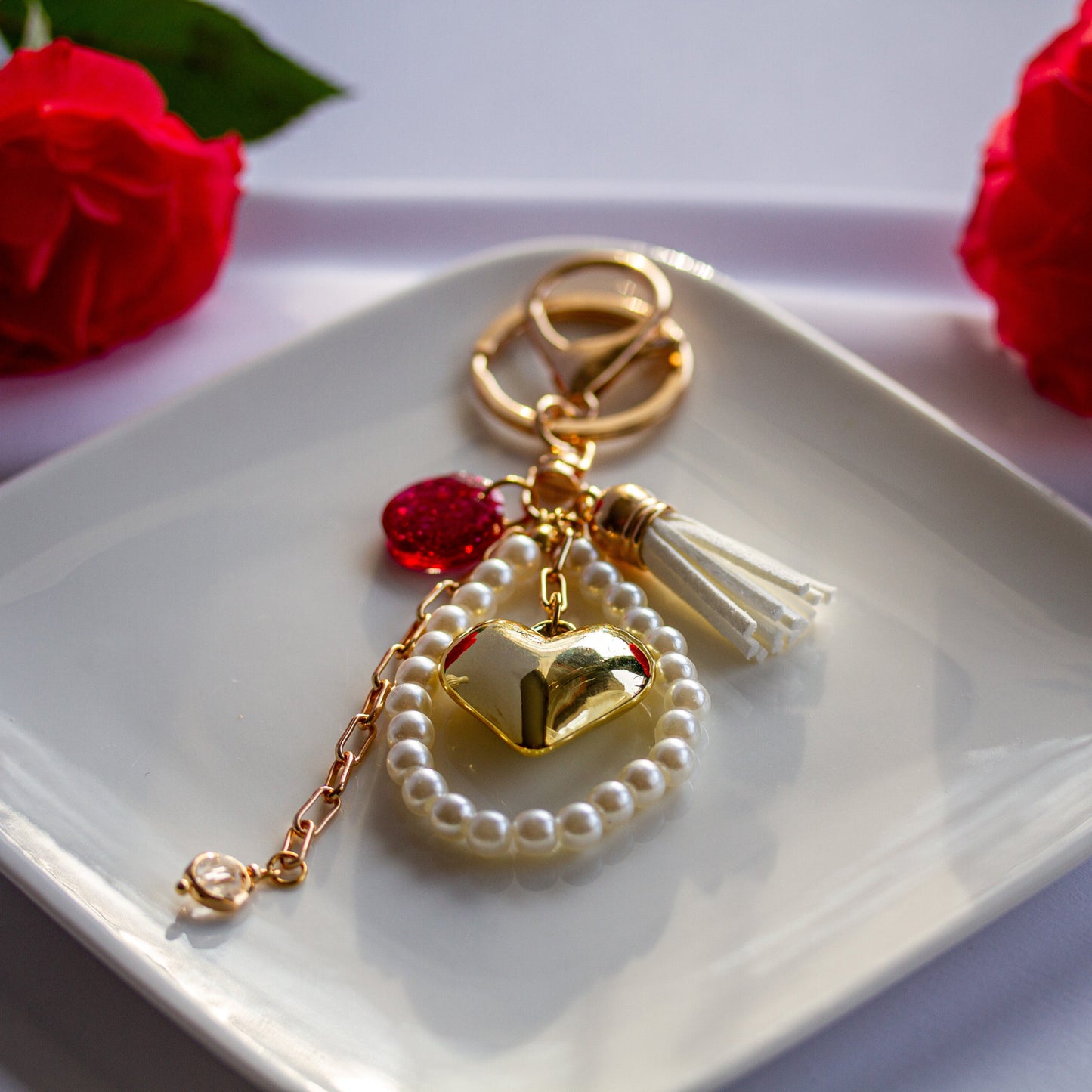 Pearl Heart Glam – Bag Charm mit Herz- und Perlenakzent