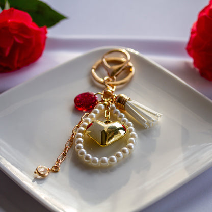 Pearl Heart Glam – Bag Charm mit Herz- und Perlenakzent