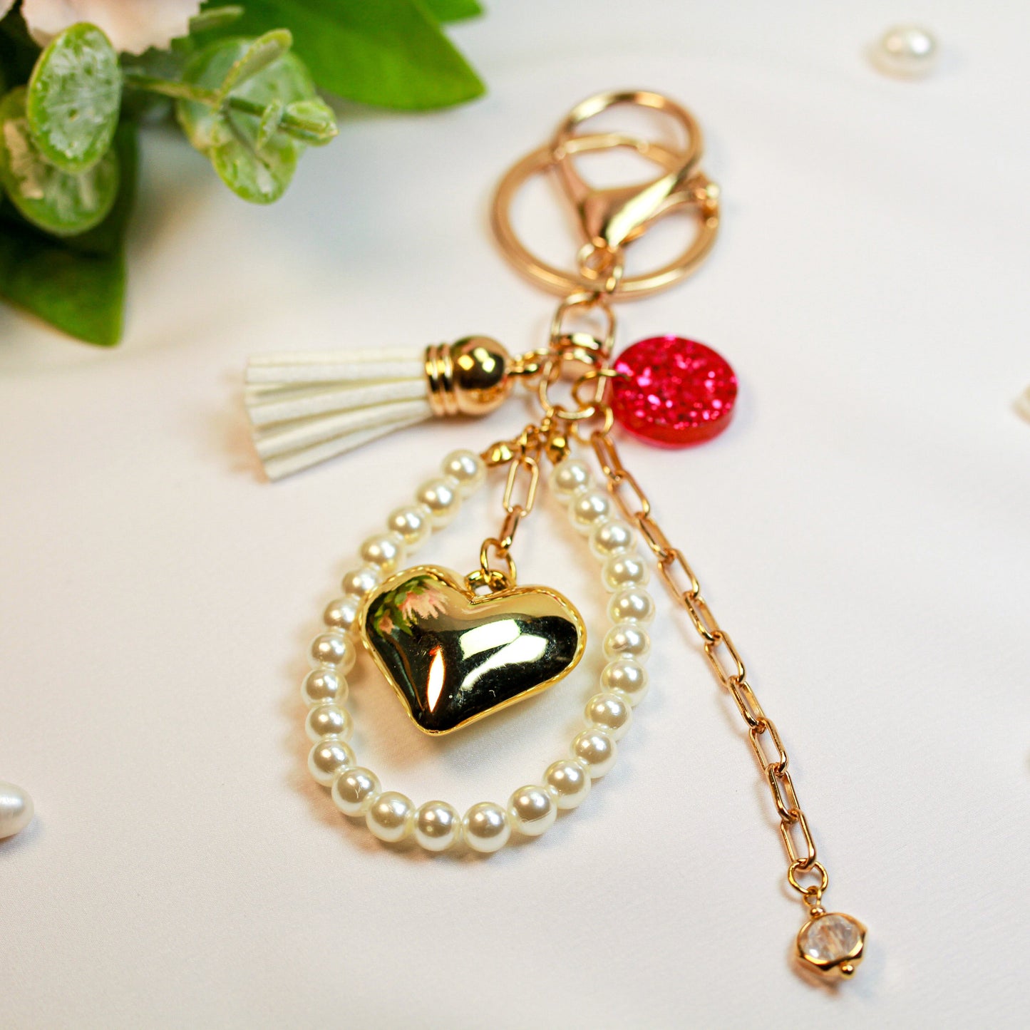 Pearl Heart Glam – Bag Charm mit Herz- und Perlenakzent