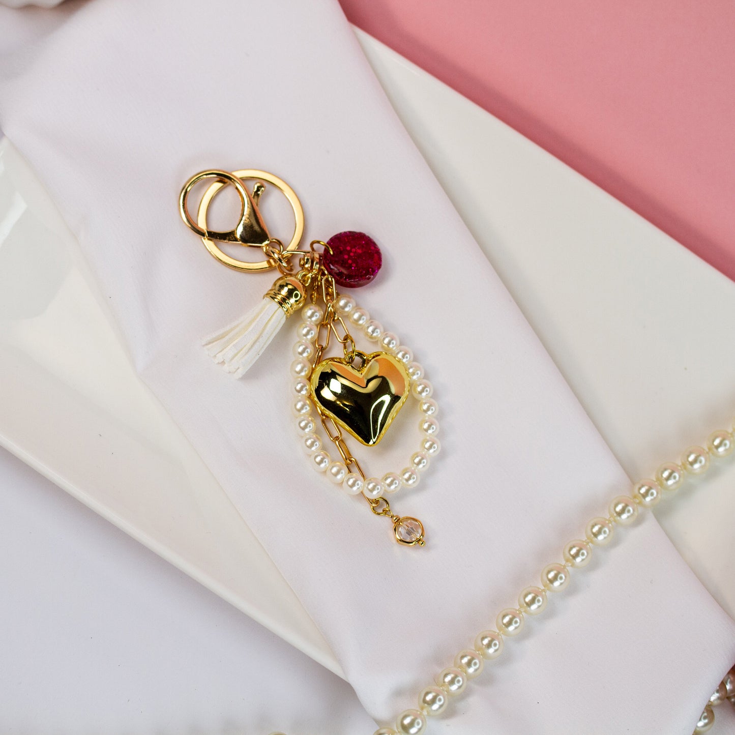 Pearl Heart Glam – Bag Charm mit Herz- und Perlenakzent