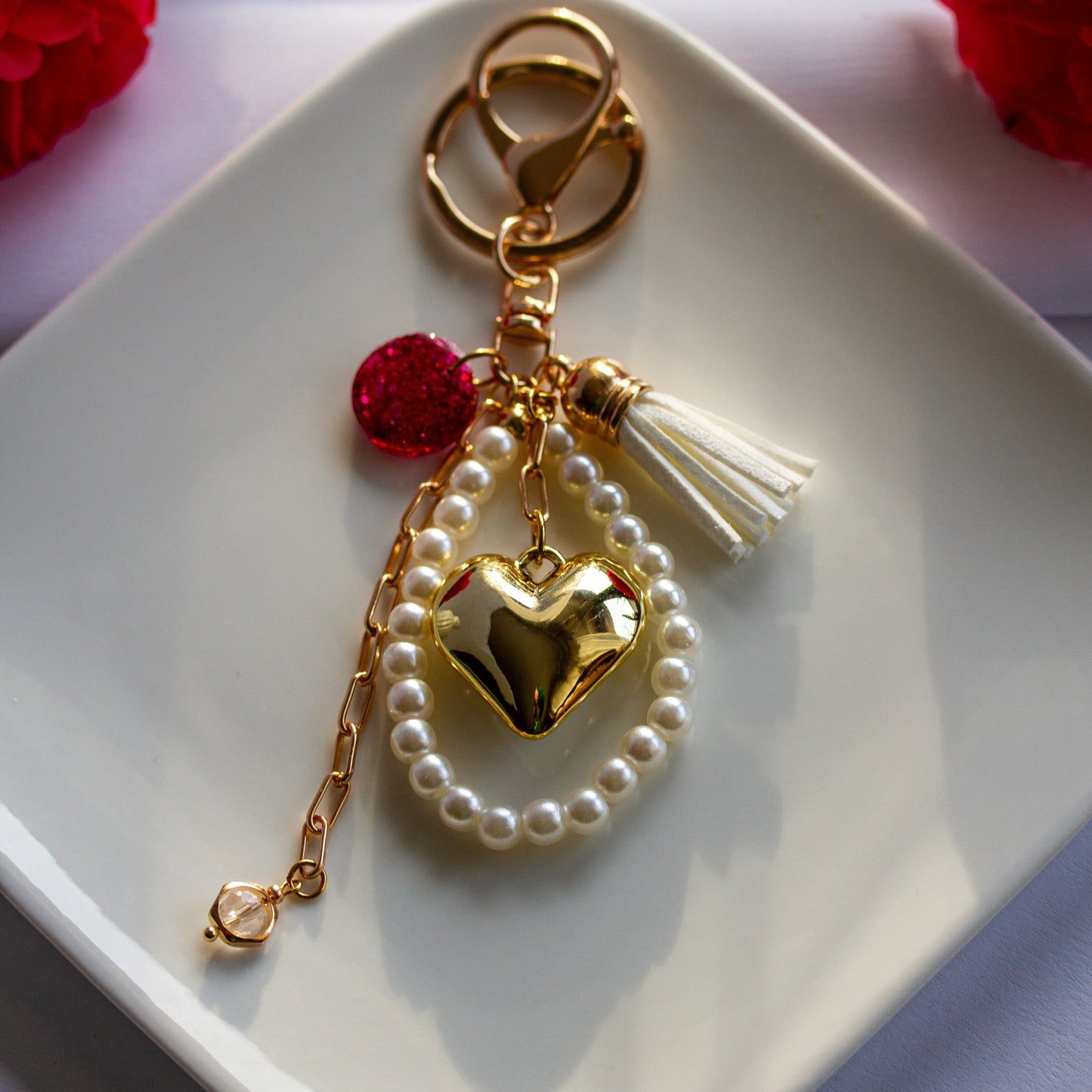 Pearl Heart Glam – Bag Charm mit Herz- und Perlenakzent