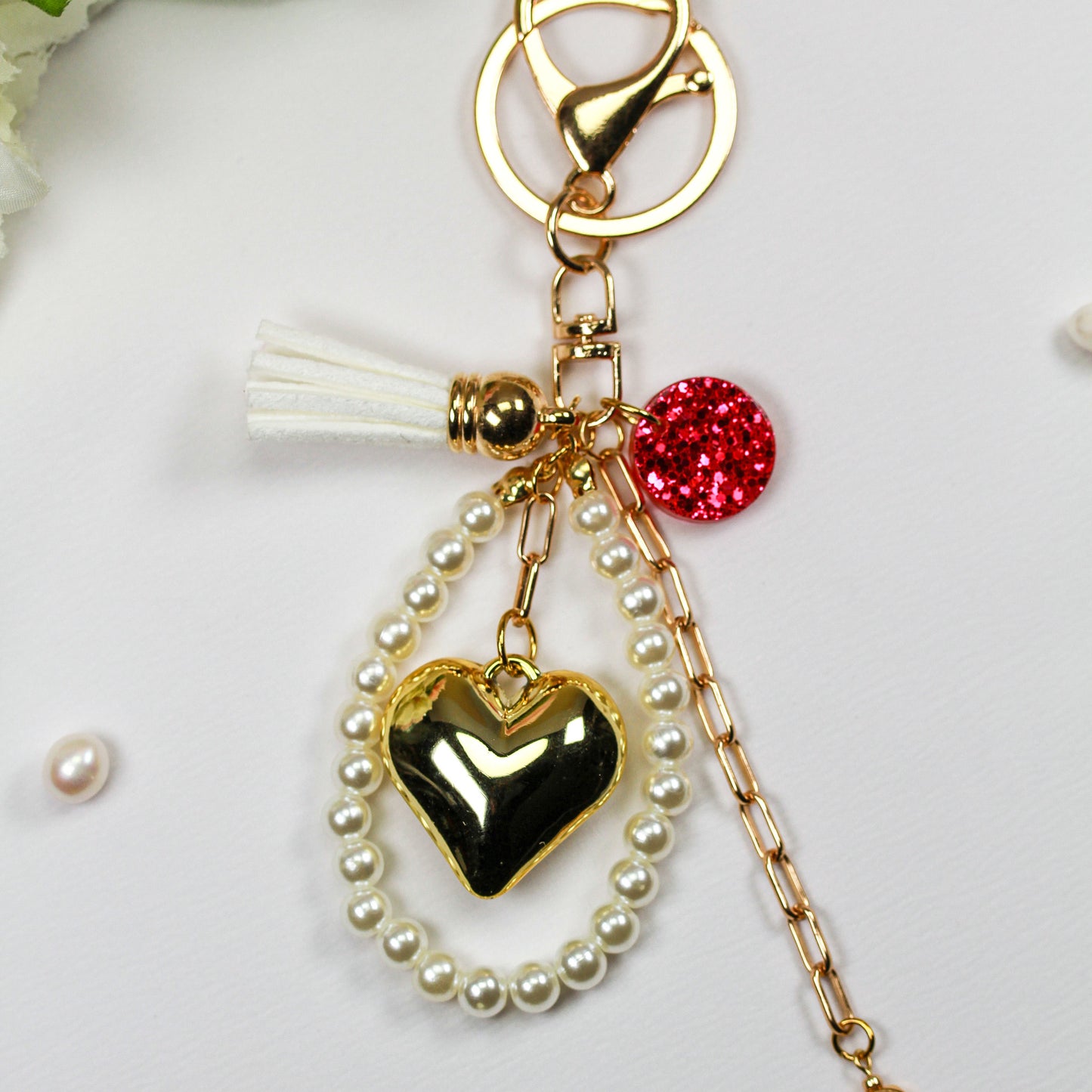 Pearl Heart Glam – Bag Charm mit Herz- und Perlenakzent