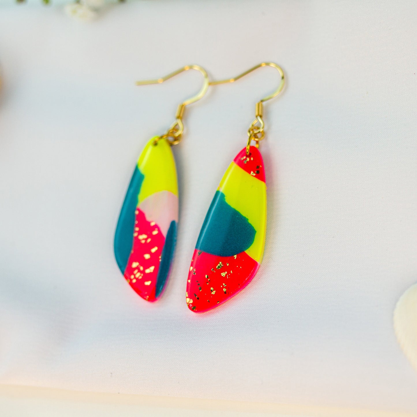 Neon Speckle – Lange Tropfen Ohrringe