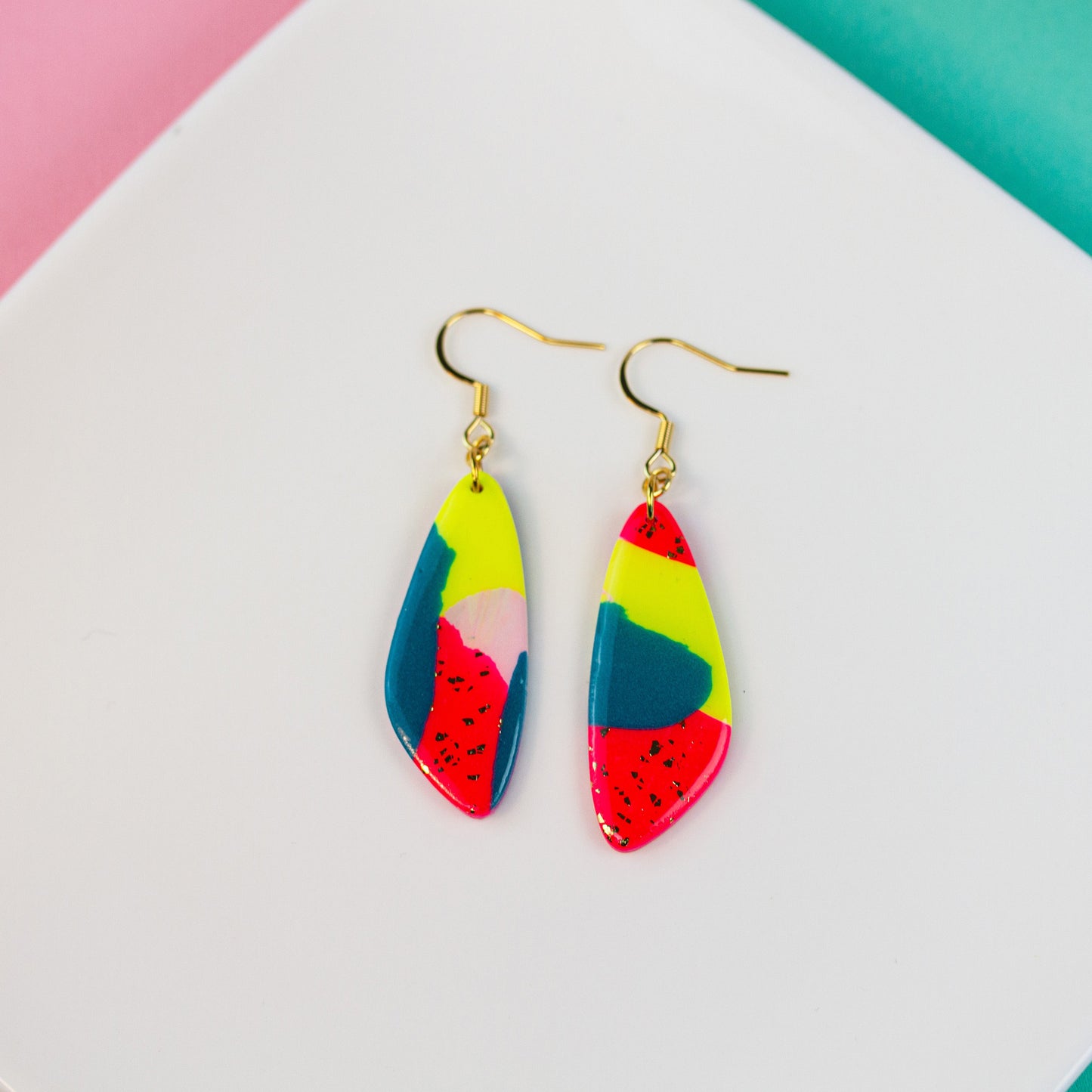 Neon Speckle – Lange Tropfen Ohrringe