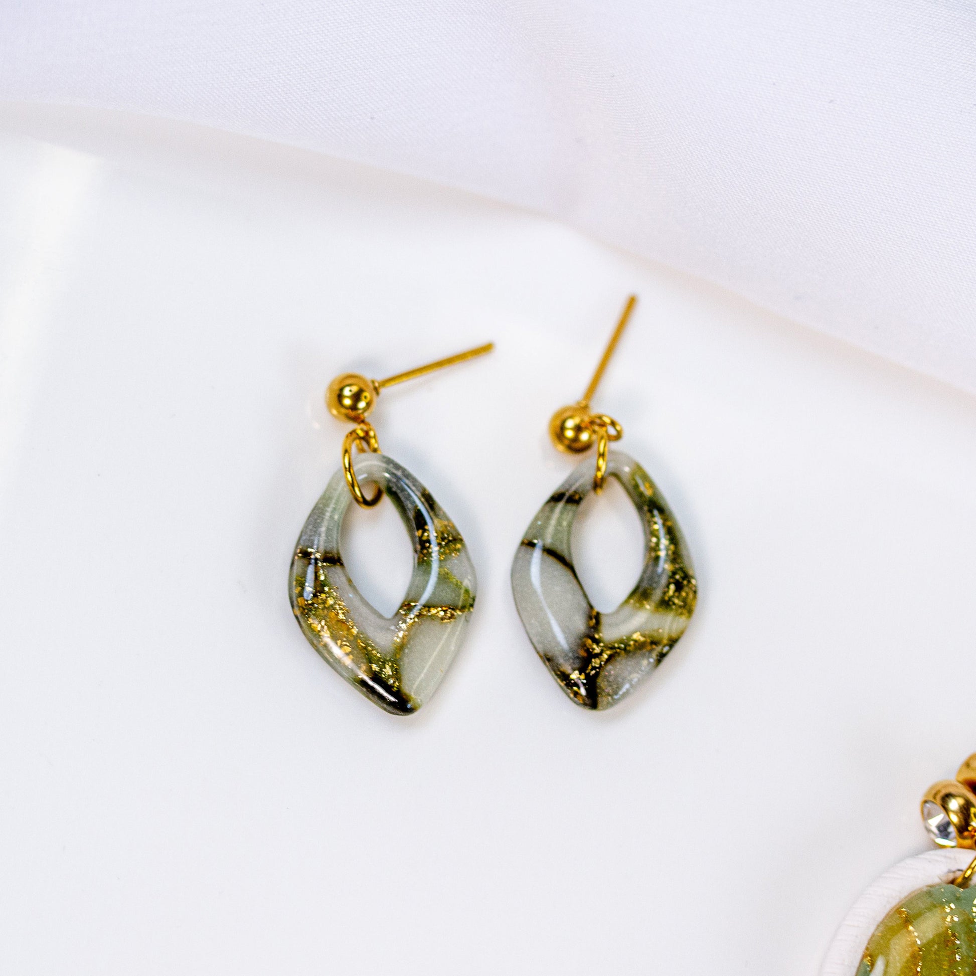 Sage Marble Leaf Mini – Ohrringe