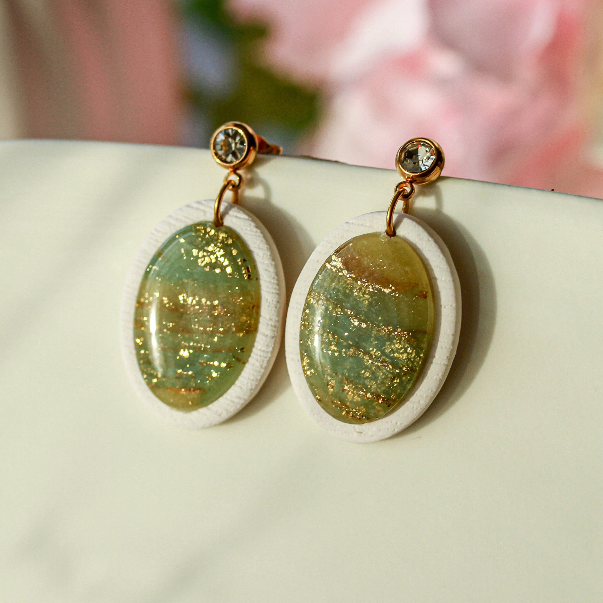 Ivory Sage Glow Oval – Ohrringe