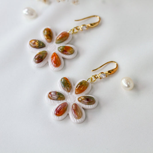 Amber Daisy Bloom – Florale Ohrringe