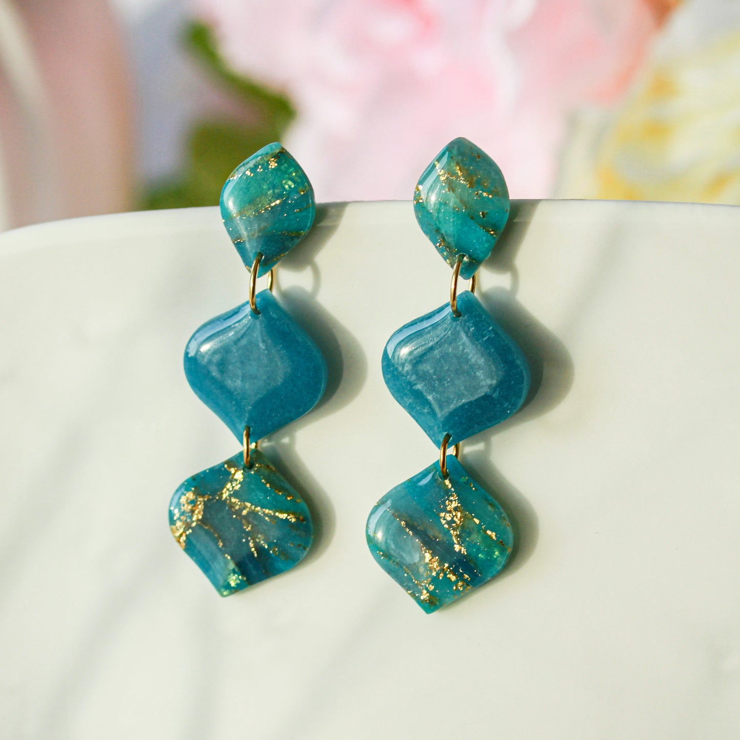 Ocean Gold Bloom – Wavy Chain Ohrringe