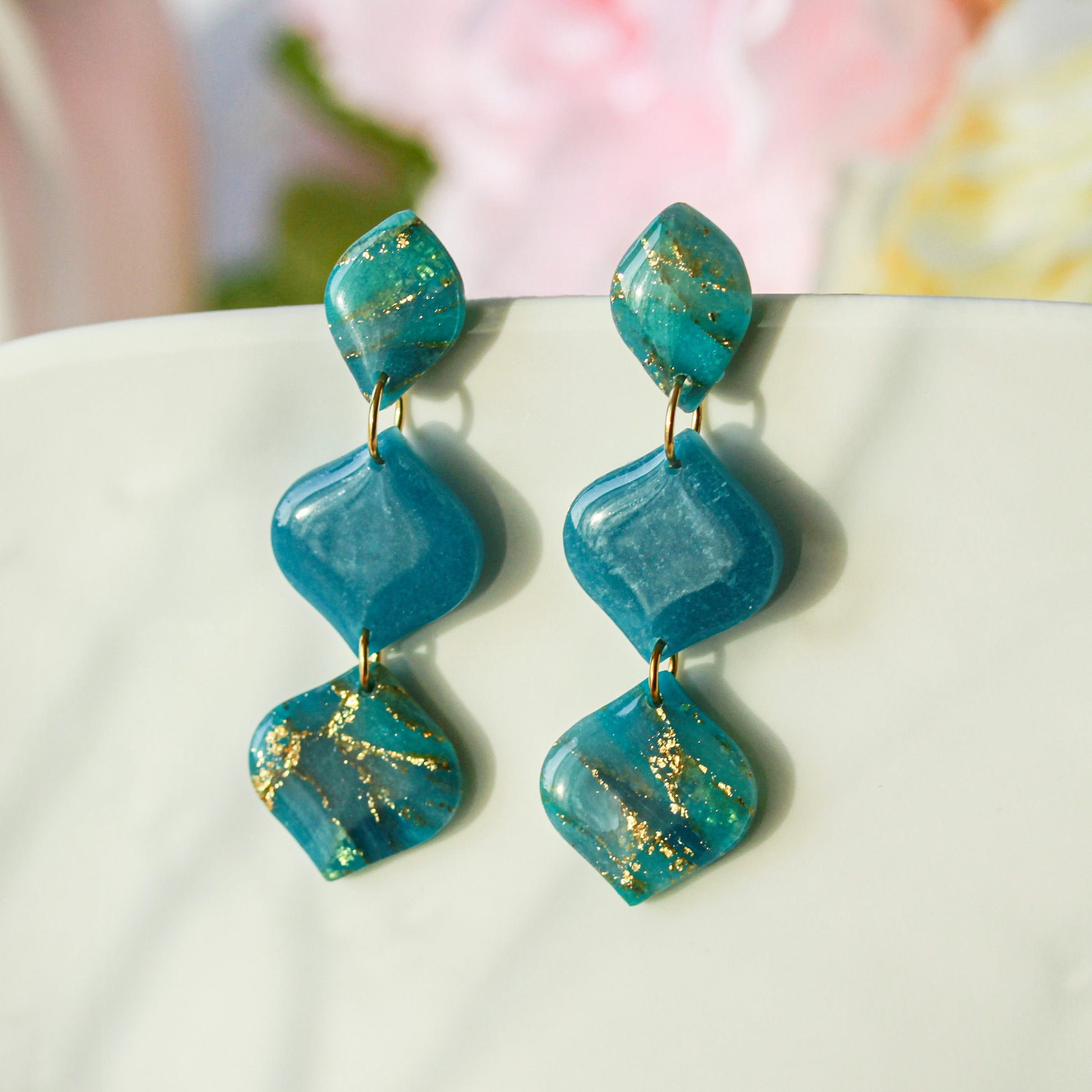 Ocean Gold Bloom – Wavy Chain Ohrringe