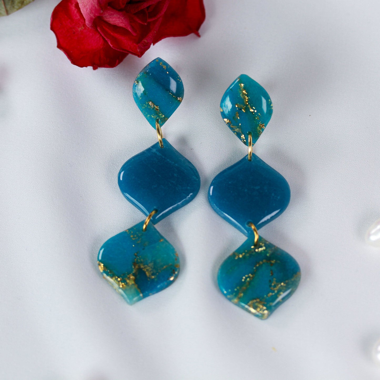 Ocean Gold Bloom – Wavy Chain Ohrringe