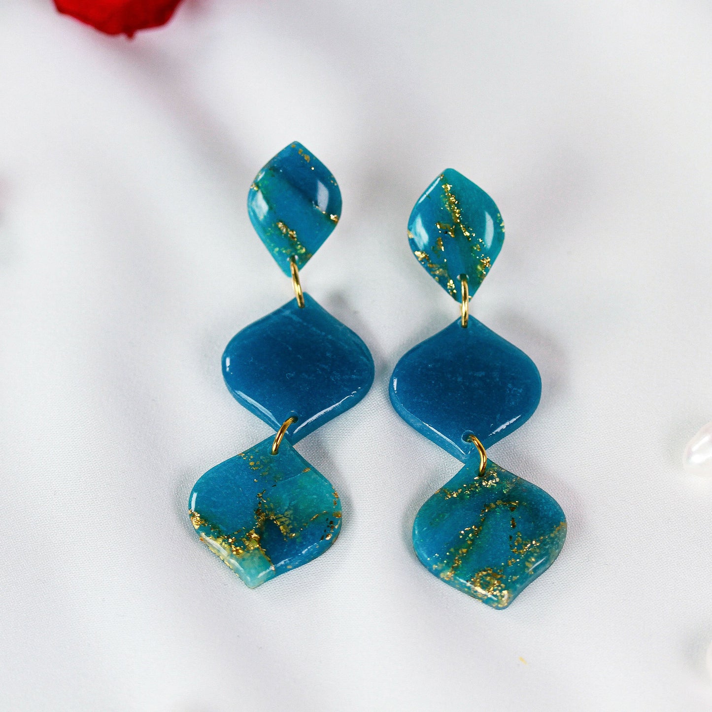 Ocean Gold Bloom – Wavy Chain Ohrringe
