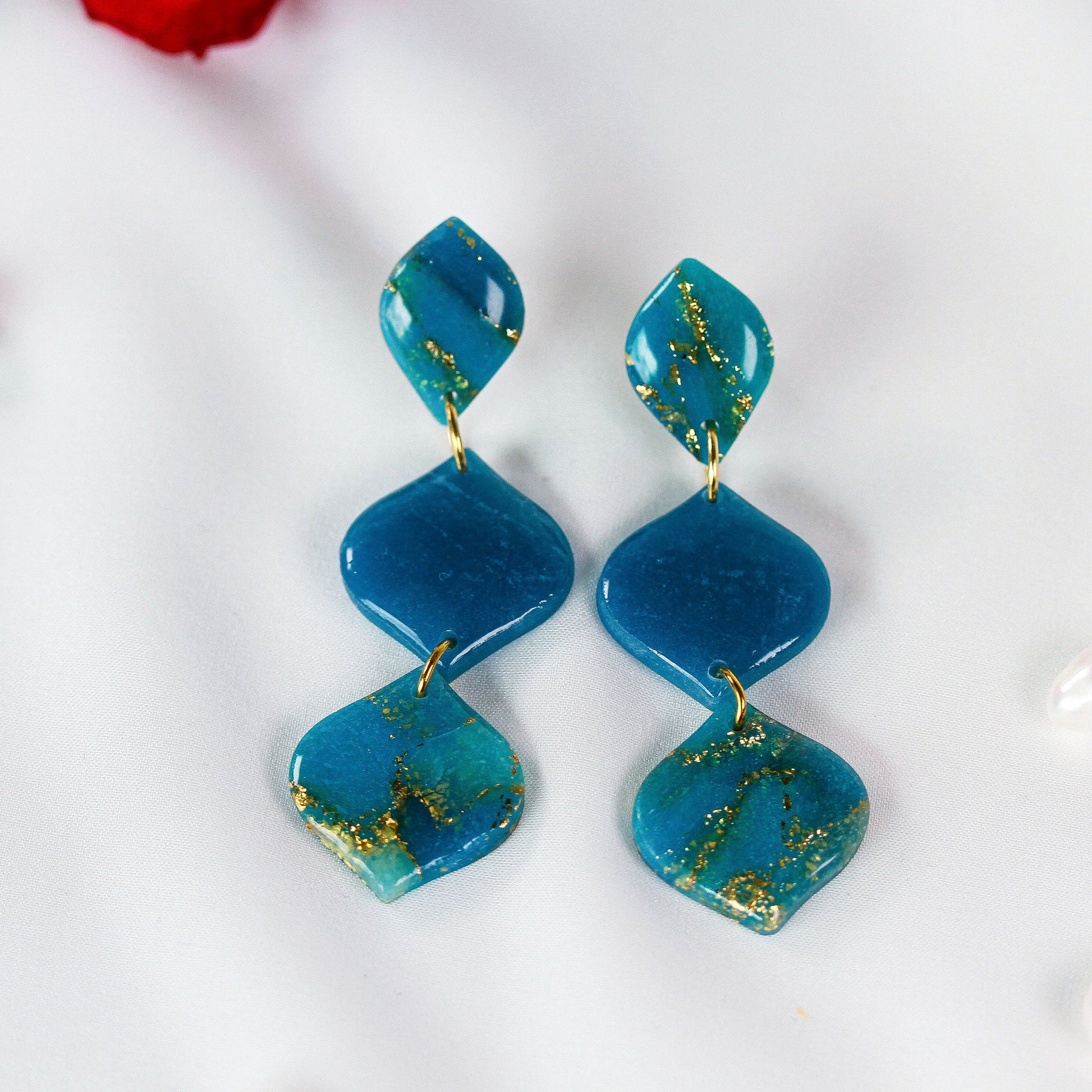 Ocean Gold Bloom – Wavy Chain Ohrringe