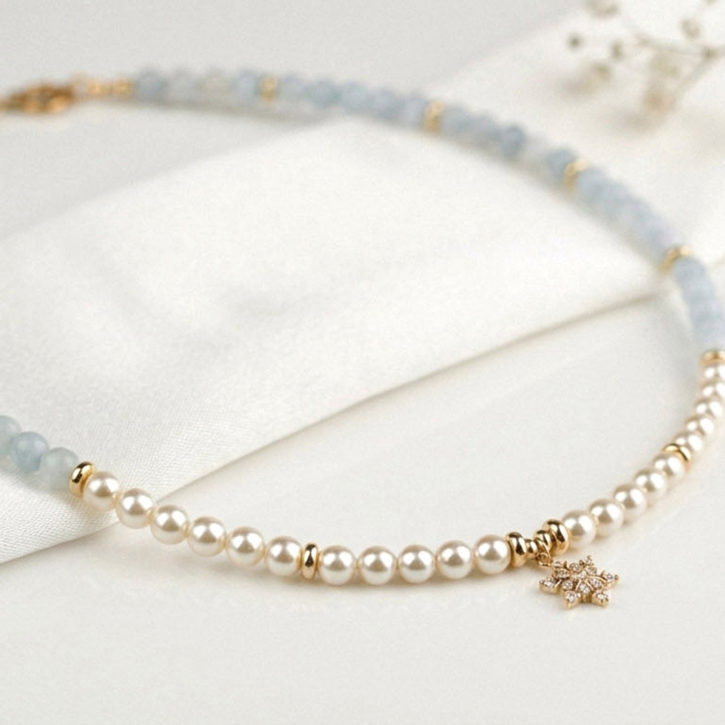 Aquamarine Snowflake – Halskette mit Aquamarin und Perlen