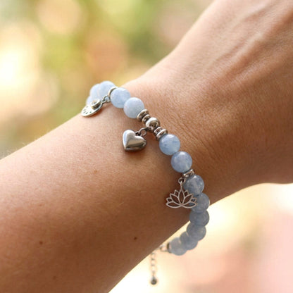 Aqua Clear Bloom – Aquamarin Naturstein-Armband mit silbernen Herz- & Lotusanhängern