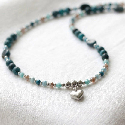 Ocean Heart – Blaue Perlenkette mit silbernem Herzanhänger