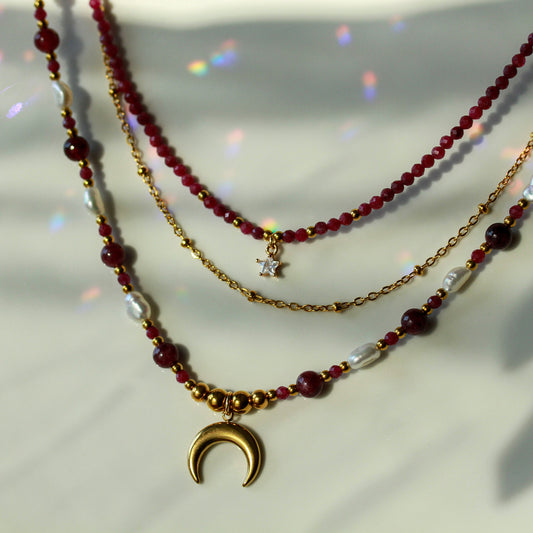 Moon Veil Garnet – Fünfteiliges Schmuckset aus Granat, Süßwasserperlen und Zirkonia