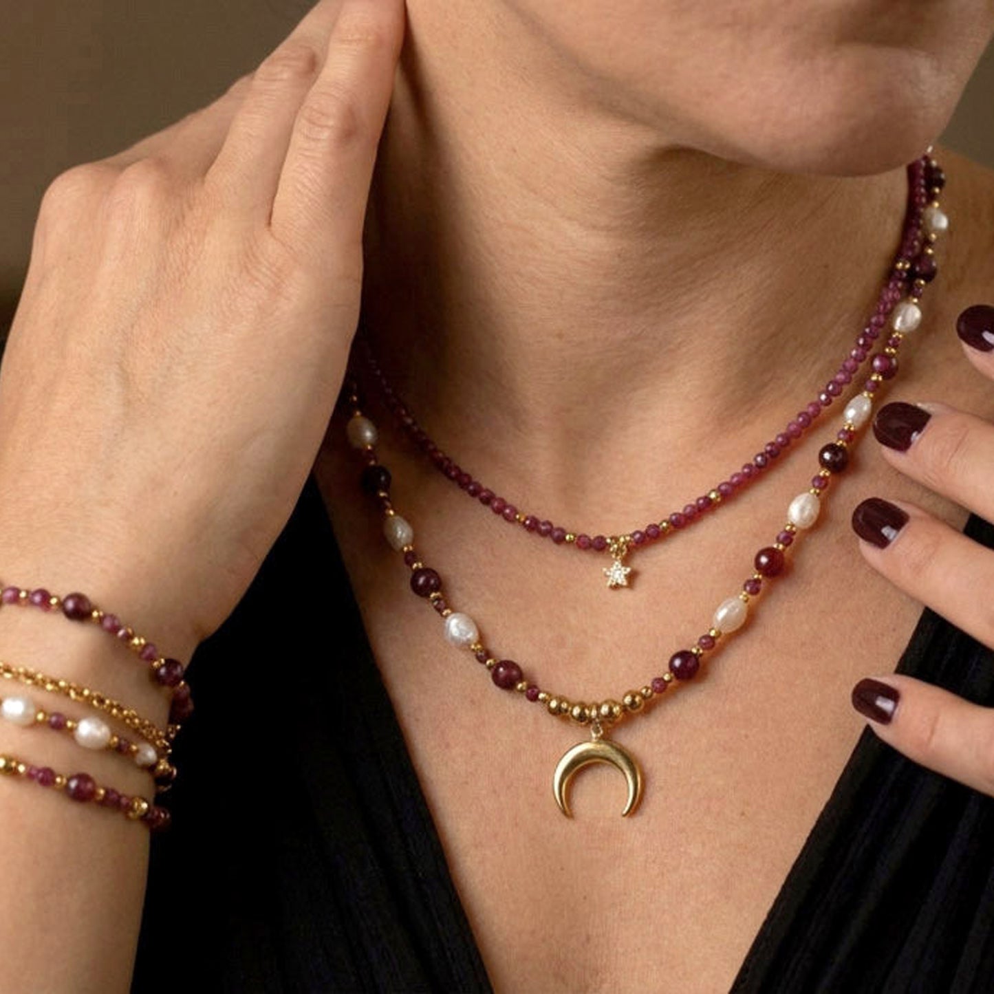 Moon Veil Garnet – Fünfteiliges Schmuckset aus Granat, Süßwasserperlen und Zirkonia