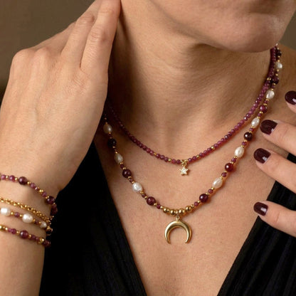 Moon Veil Garnet – Fünfteiliges Schmuckset aus Granat, Süßwasserperlen und Zirkonia