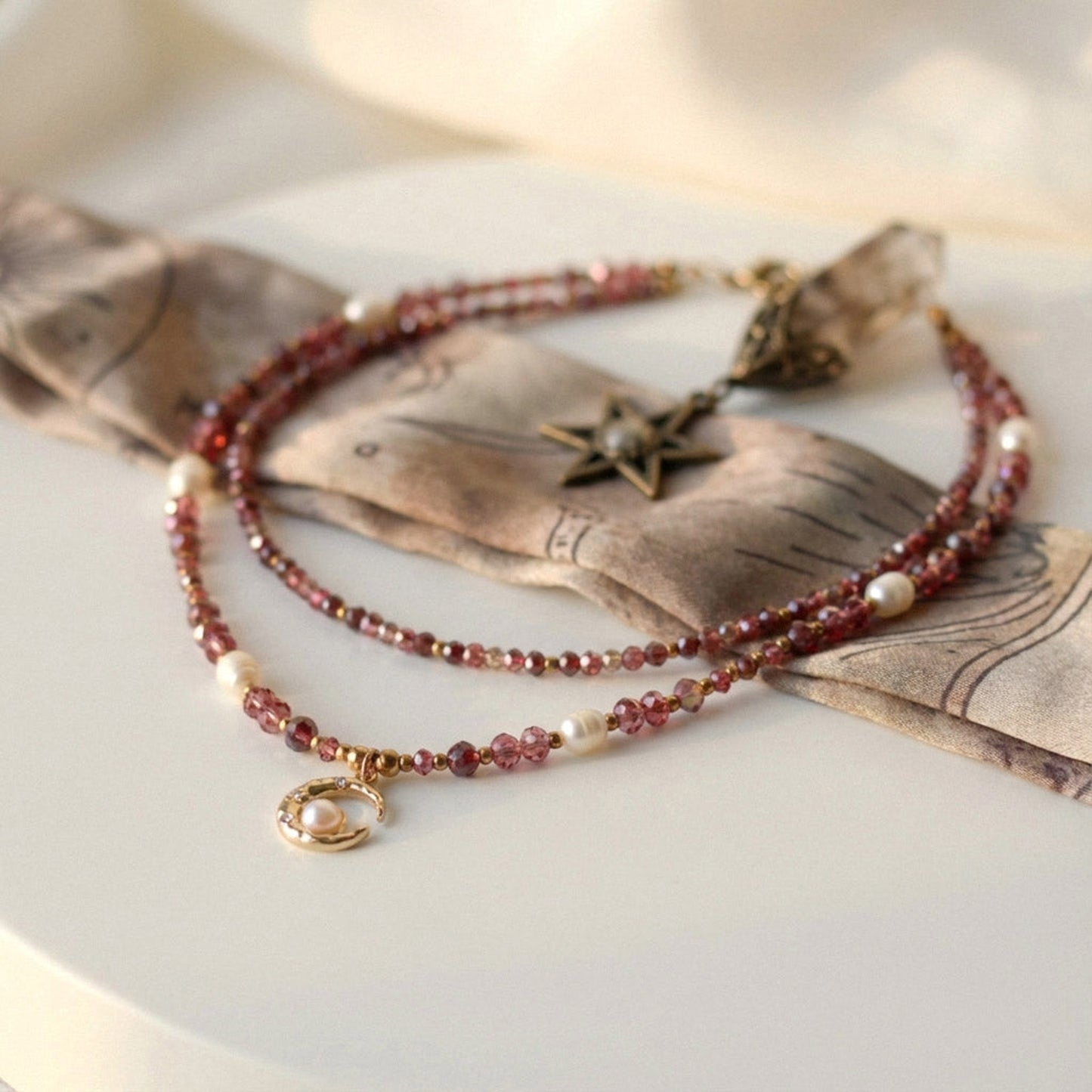 Pearl Veil Layering – Rotes Halskettenset mit Süßwasserperlen und-Mondanhänger