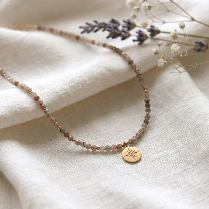 Sunstone – Filigraner Sonnenstein-Choker mit goldenem Sonnenanhänger