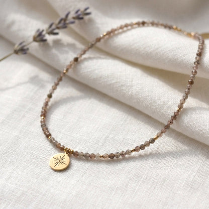 Sunstone – Filigraner Sonnenstein-Choker mit goldenem Sonnenanhänger