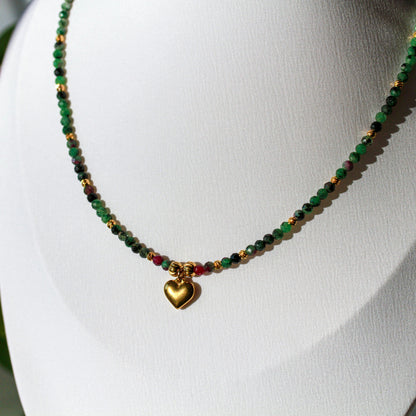 Heart of Zoisite – Feine Rubin-Zoisit-Kette mit goldenem Herzanhänger
