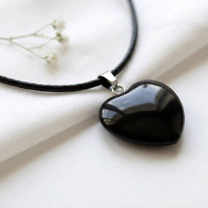 Onyx Heart – Minimalistische Herzkette in tiefem Schwarz