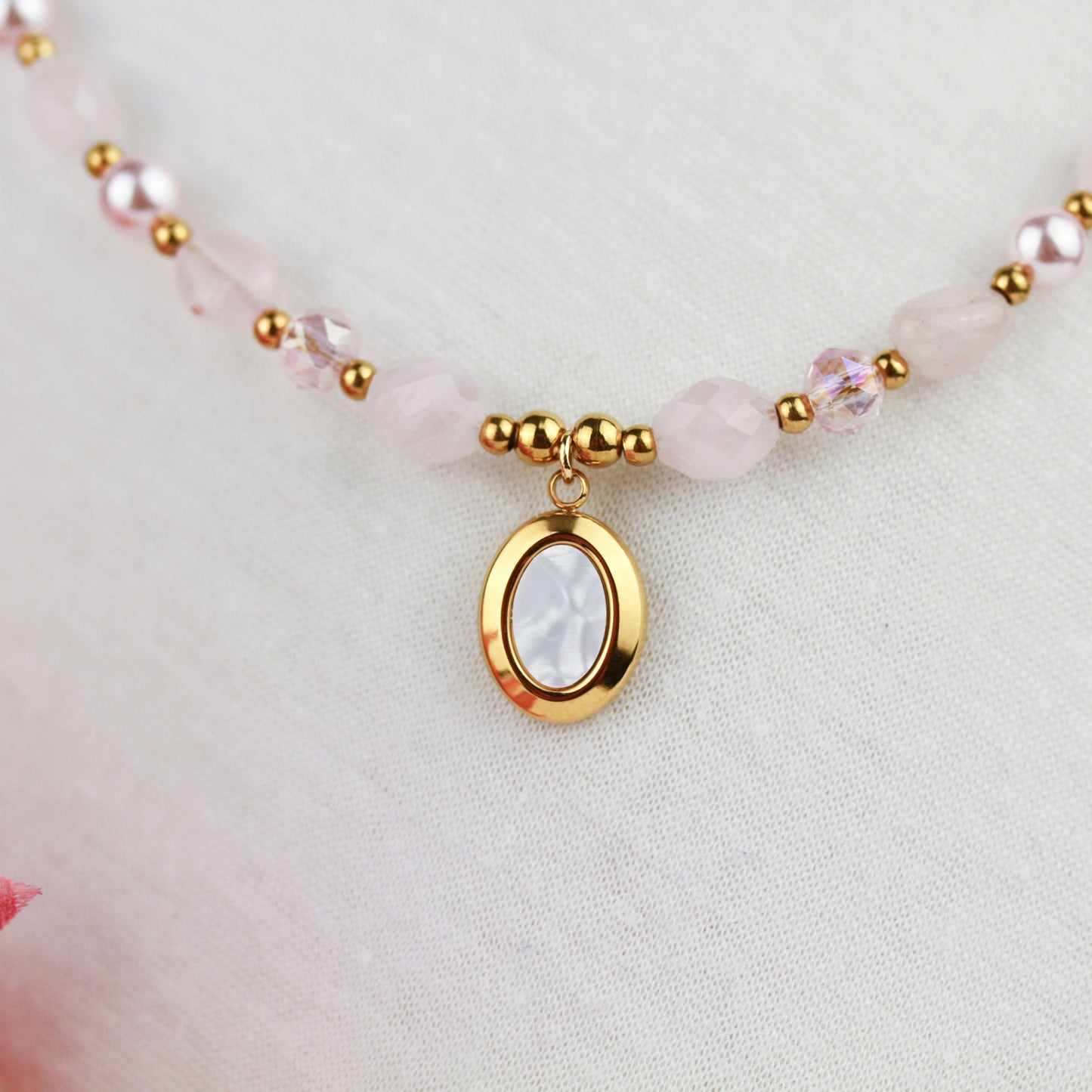 Rosé Quartz – Rosenquarz-Halskette mit Goldakzent