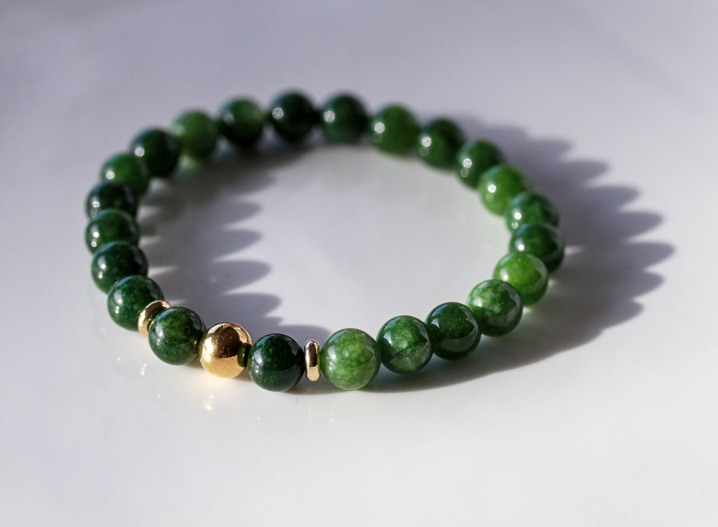 Verdora – Grünes Natursteinarmband mit Goldakzent