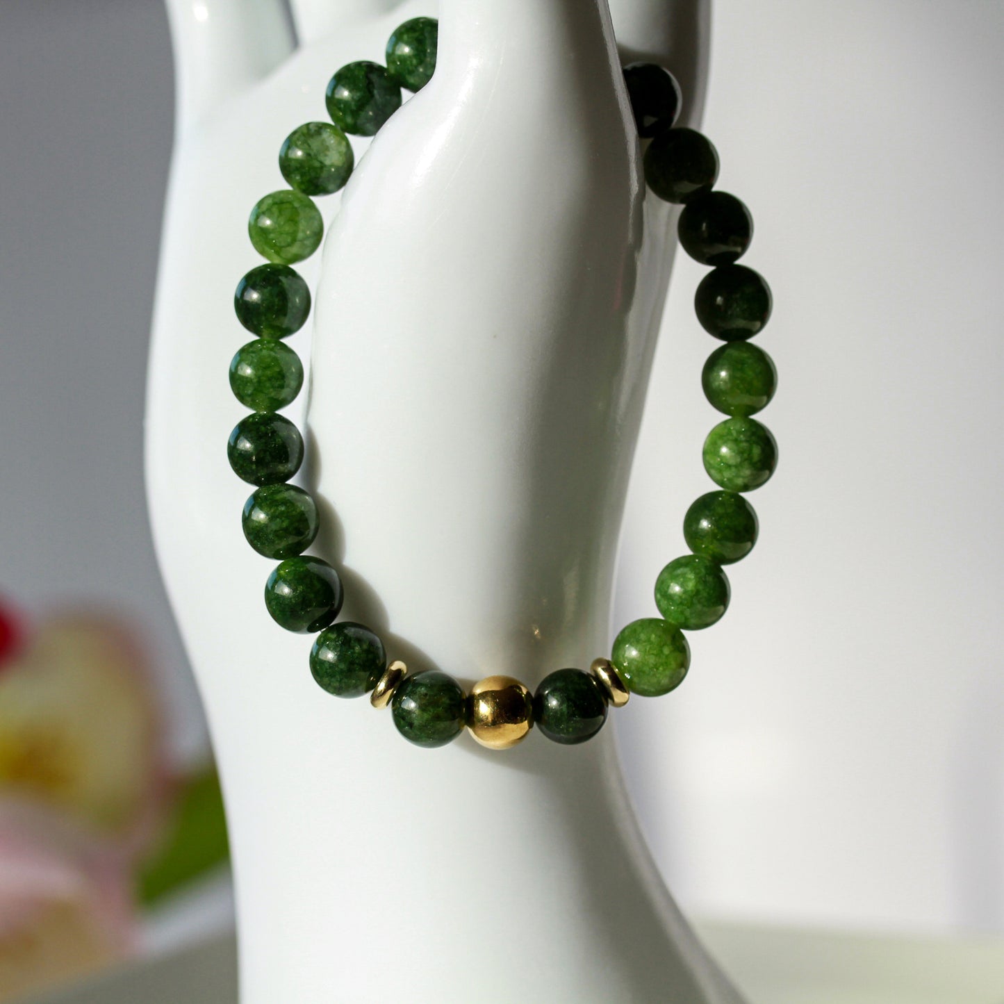 Verdora – Grünes Natursteinarmband mit Goldakzent