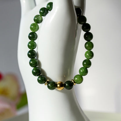 Verdora – Grünes Natursteinarmband mit Goldakzent