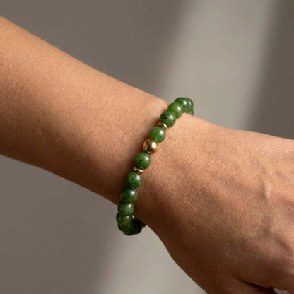 Verdora – Grünes Natursteinarmband mit Goldakzent