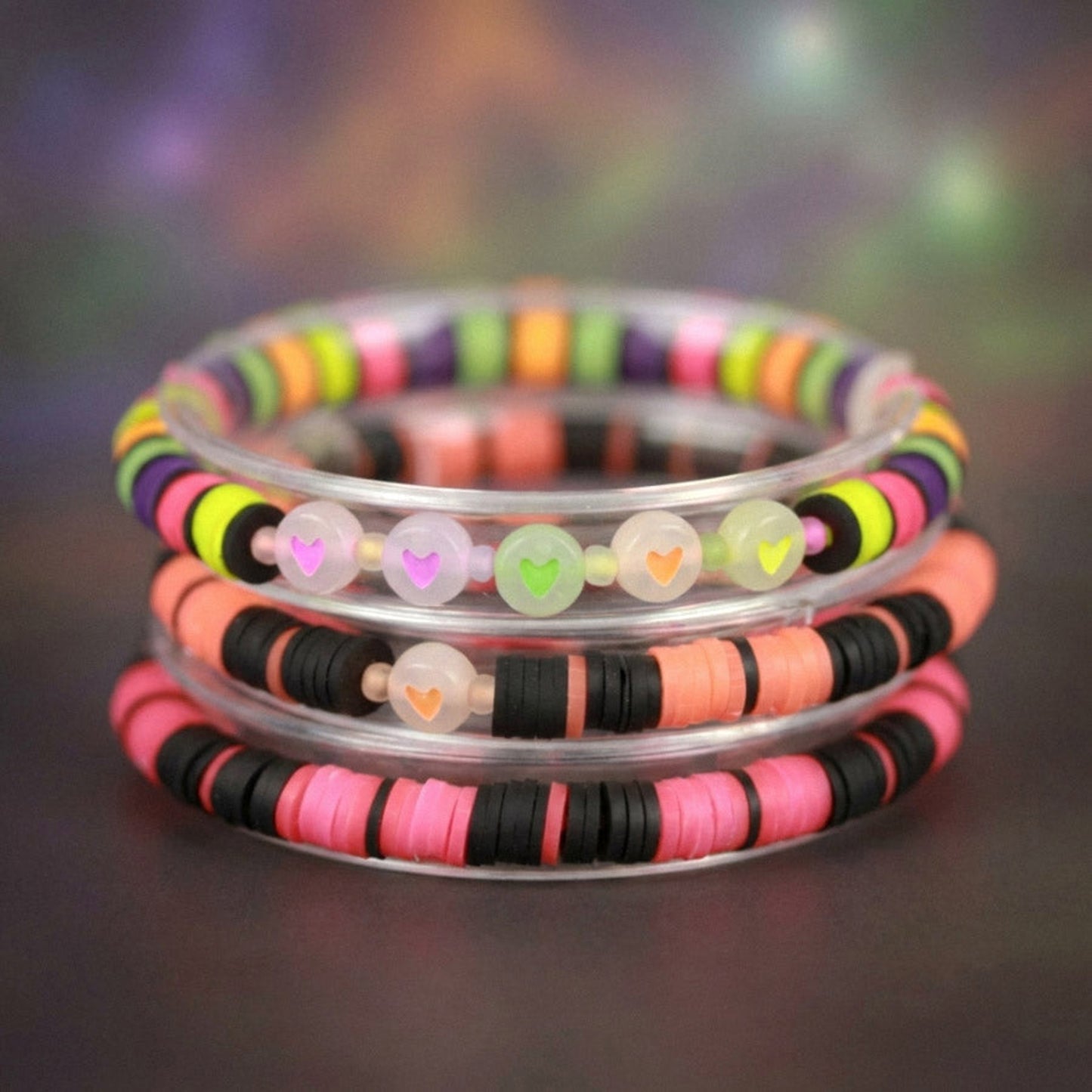 Neon Witch Heart – Katsuki 3er-Armbandset mit bunten Herzperlen