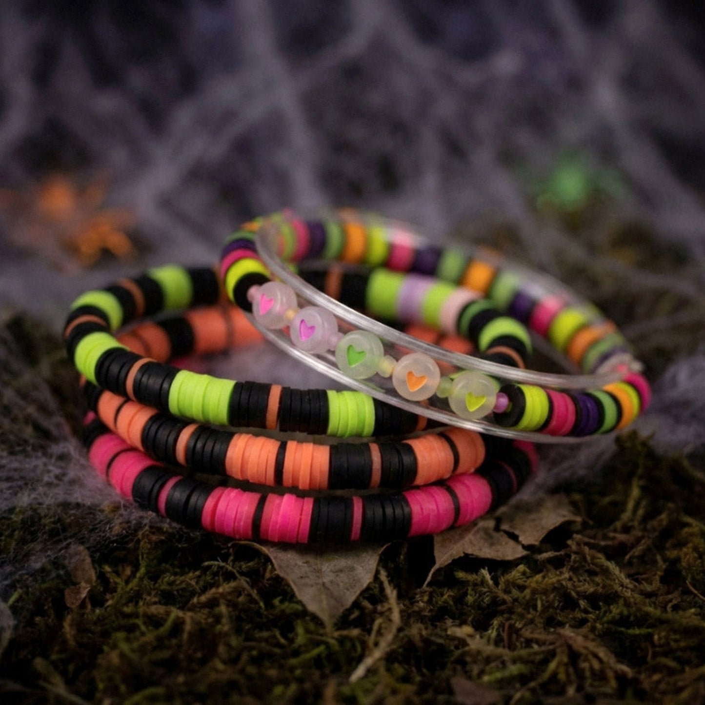 Neon Witch Heart – Katsuki 3er-Armbandset mit bunten Herzperlen