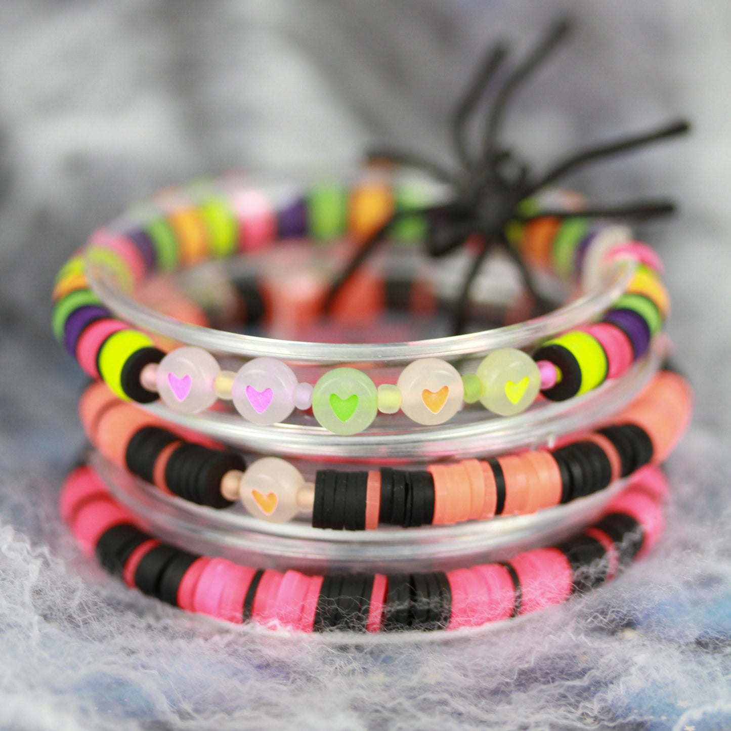 Neon Witch Heart – Katsuki 3er-Armbandset mit bunten Herzperlen