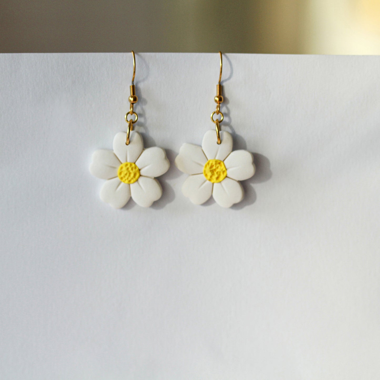 White Daisy – Florale Ohrringe