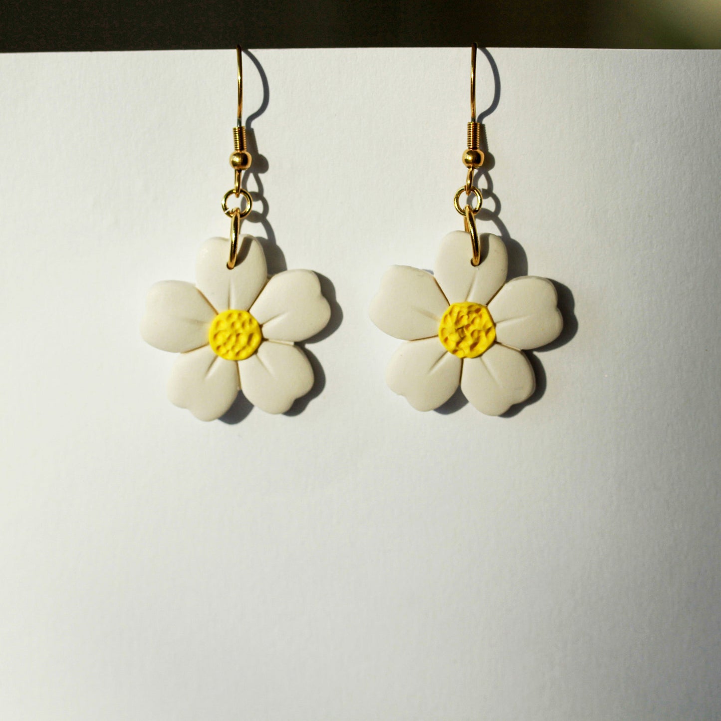 White Daisy – Florale Ohrringe