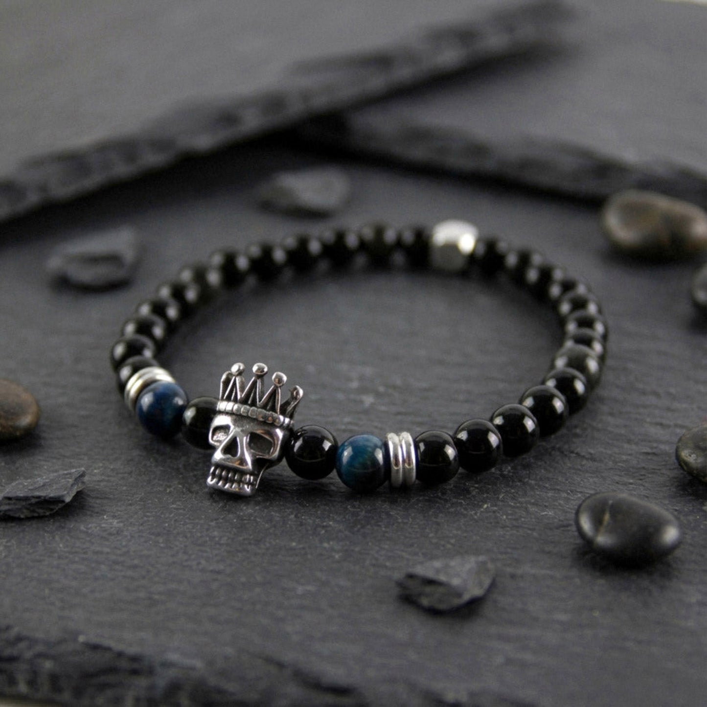 King of Shadows - Onyx Herrenarmband mit Totenkopf-Krone & blauem Tigerauge