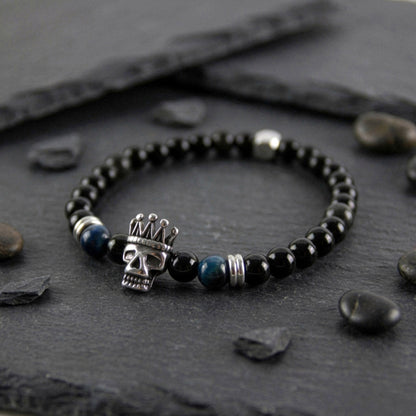 King of Shadows - Onyx Herrenarmband mit Totenkopf-Krone & blauem Tigerauge