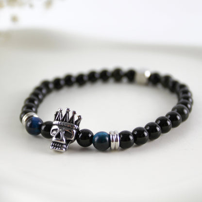 King of Shadows - Onyx Herrenarmband mit Totenkopf-Krone & blauem Tigerauge